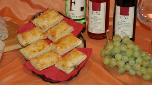 Wein Hicks Paderborn - Antipasti mit Blätterteigtaschen genießen bei einer Weinprobe